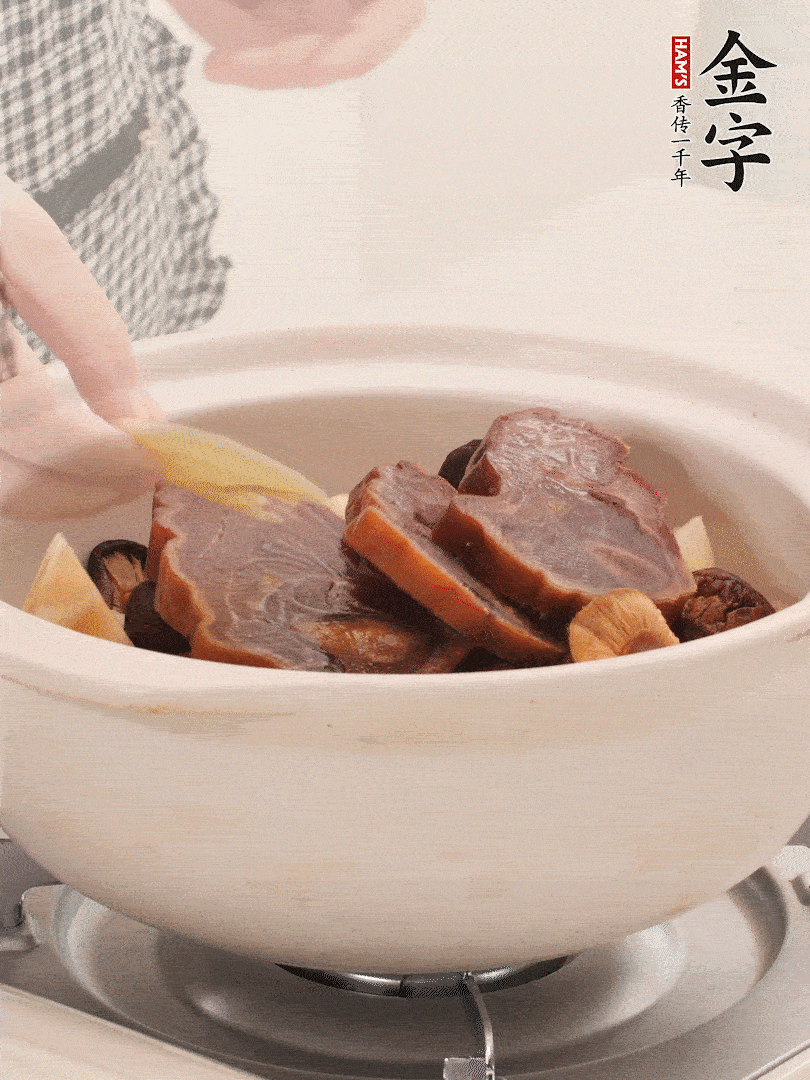 火腿、蓮藕、香菇放入砂鍋，加2片姜片，加水沒過1指。