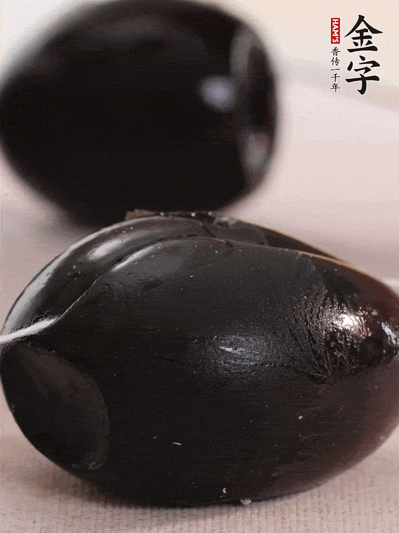 娃娃菜金針菇去跟洗凈，皮蛋改刀。