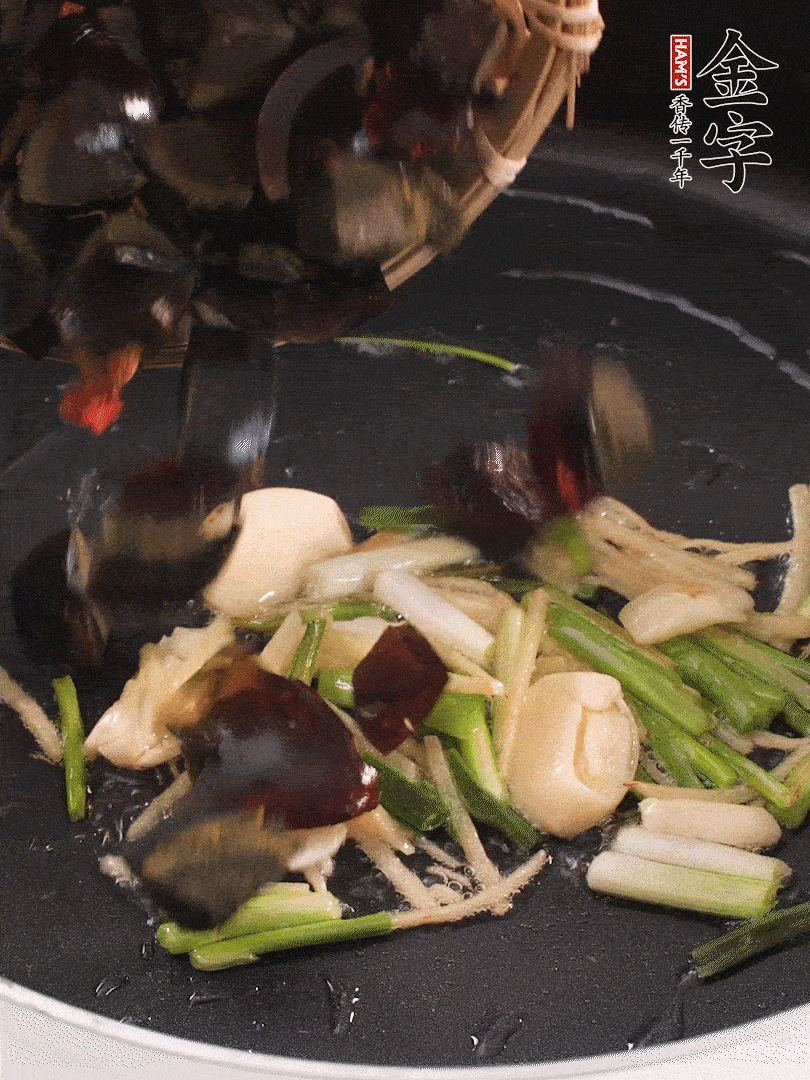 熱油爆香蔥姜，放入皮蛋翻炒至氣泡。