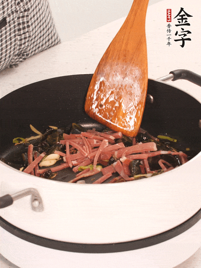 加入火腿煸炒一會，倒入開水燉煮15分鐘。