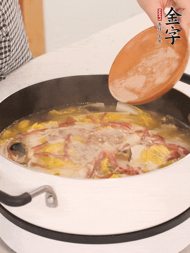 加適量的白胡椒調(diào)味。