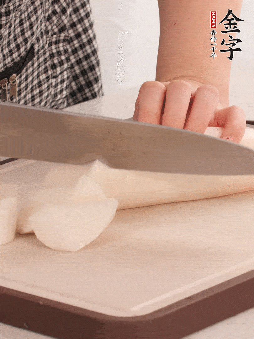 蘿卜切塊，火腿切片。