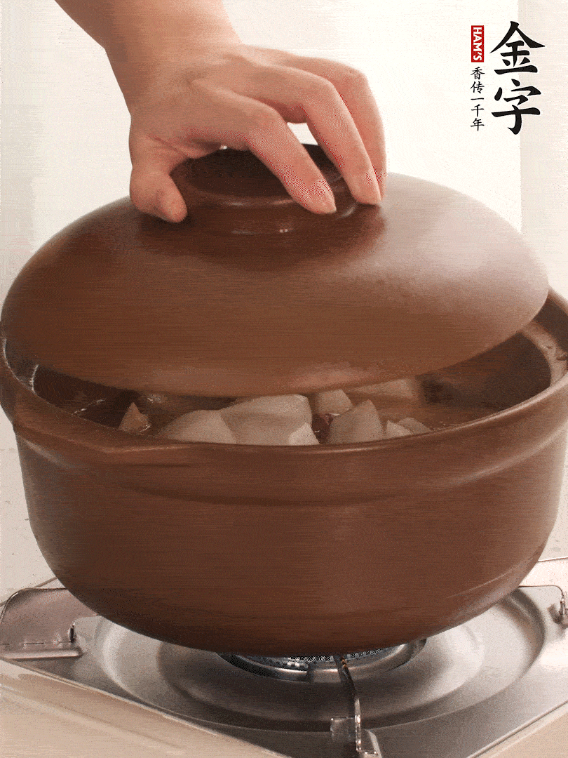 倒沒過食材的熱水，大火燒開。蓋上蓋子轉(zhuǎn)中小火，燉15-20分鐘。等蘿卜煮到喜歡的軟爛度就可以關(guān)火。