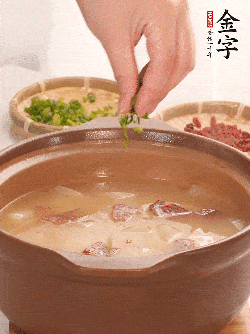 最后點(diǎn)綴點(diǎn)小蔥花、枸杞，增色提味。