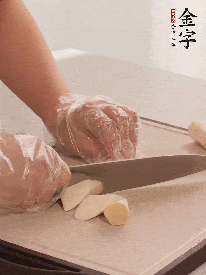 鐵棍山藥洗凈削皮，切斜刀塊。