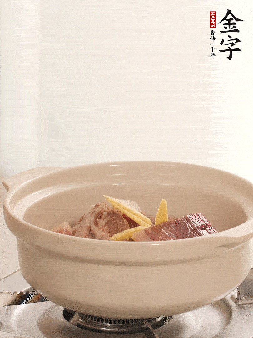 湯鍋放入排骨、火腿、姜，加適量水。煮開后轉小火燉40分鐘。