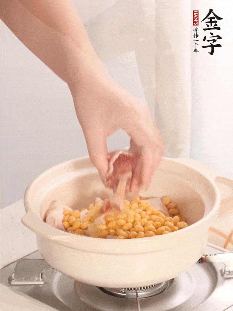 湯鍋放入豬蹄、姜片，加入黃豆、火腿，倒入足量的清水、適量料酒。