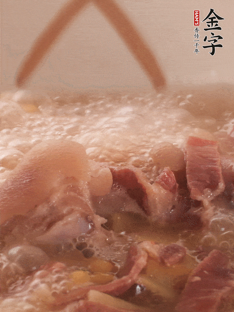 大火將水煮開(kāi)后，蓋上鍋蓋，轉(zhuǎn)小火慢燉1個(gè)半小時(shí)。