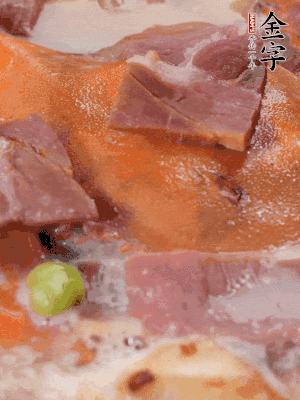 放適量料酒、清水煮到沸騰，再下蟹塊燜煮8分鐘。