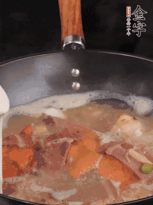 最后用面糊勾芡，燒至收汁，出鍋前撒點(diǎn)蔥段。