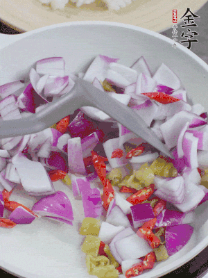 冷鍋熱油，下洋蔥、小米辣、泡椒，炒出香味。