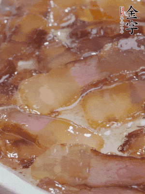 油5成熱，醬油肉煸香。