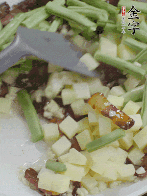 下蒜末、豆角、土豆塊翻炒。