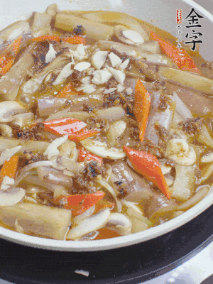 撒蒜末、香菜末。