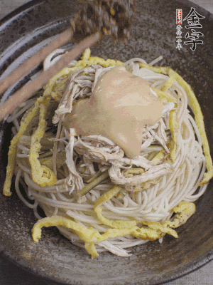 生抽1勺、醋1勺、芝麻醬1勺、金字火腿大師醬1勺。