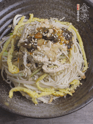 撒上花生碎、白芝麻、蔥花。