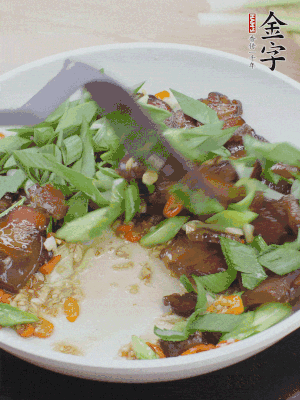 倒蒜葉翻炒均勻。