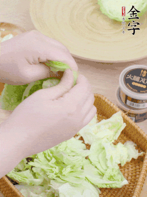卷心菜掰成小片。