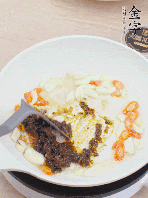 豬油下鍋，爆香蒜片、金字火腿XO醬。