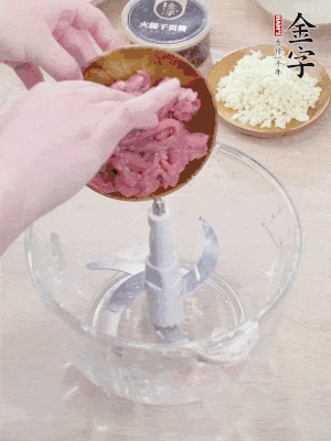 江南野筍干浸泡至軟；豬五花肉切薄片；腐皮改刀切成長方形。