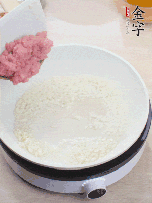 鍋內(nèi)熱油，蒜泥、牛肉泥炒至酥香。