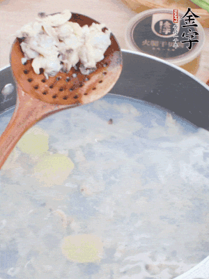 沸水下花蛤肉、姜片、料酒焯水。