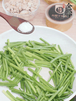 起鍋熱油，下韭菜苔炒至變色。加少許鹽。