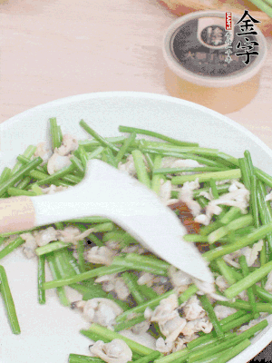 再下花蛤肉、1勺金字火腿干貝醬翻炒攪勻。