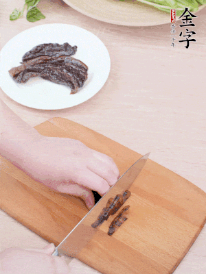 金字醬油肉下鍋煮10分鐘，切薄片。