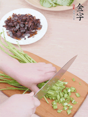 空心菜摘掉葉子，菜梗切成丁。