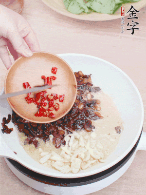 爆香蒜末、小米辣。