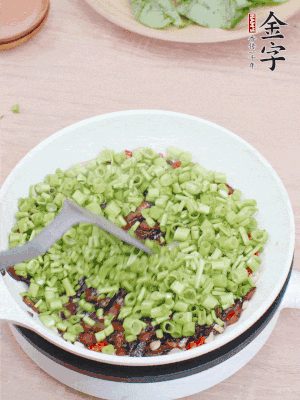 下菜梗翻炒，混合醬油肉。