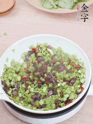 1勺生抽、1勺蠔油、1點(diǎn)點(diǎn)白糖調(diào)味。