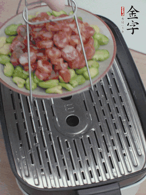 蠶豆鋪底，香腸鋪上，上鍋蒸15分鐘。