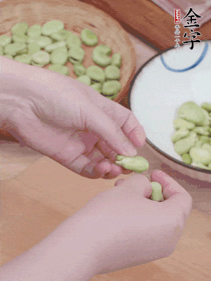 蠶豆剝殼，去掉豆衣，切碎。
