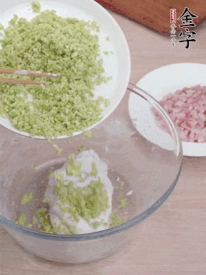 糯米粉邊揉邊加水，成團后揉進蠶豆、咸肉。