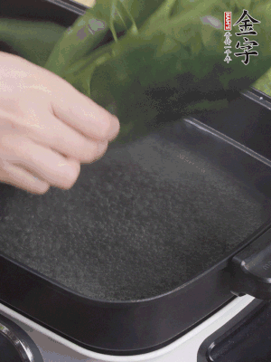 粽葉入沸水煮1分鐘，翻面再煮1分鐘，清洗干凈加水浸泡。