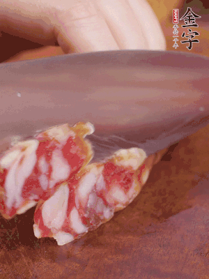 金字香腸斜切成大片。