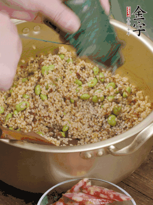 再附一張粽子，一齊向后折疊，線繩捆綁。