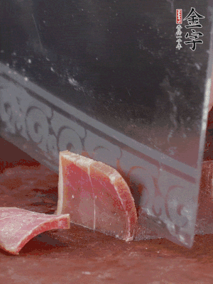 取金字火腿塊150g，切成薄片。生姜切片。