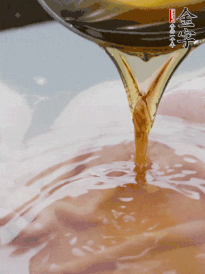 洗凈后冷水下鍋，加黃酒焯水。