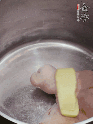 撈出洗凈后，加蔥姜、黃酒二遍焯水。
