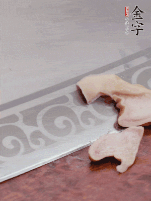 橫向一分為二，均勻切絲。