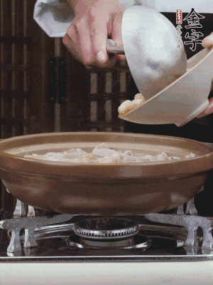 燜煮30分鐘，下花生、紅棗煮5分鐘。（花生提前預(yù)煮15分鐘）