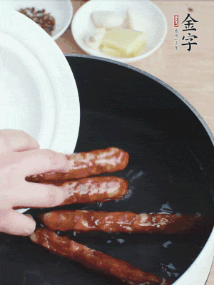 金字香腸水煮15分鐘，撈出切薄片。