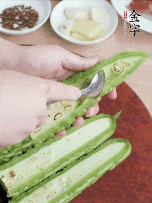 苦瓜去籽切薄片，一點(diǎn)鹽拌勻，10分鐘后沖洗控干。香蔥切蔥花、姜切末、蒜拍碎、干辣椒切圈。