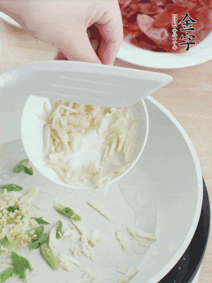 油4成熱，下蔥姜蒜、干辣椒、花椒煸出香味。