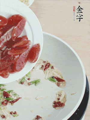 放香腸、苦瓜快速翻炒。