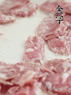 炒鍋熱油，下培根火腿煸炒。