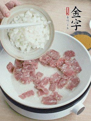 依次下洋蔥、紅菜椒、豌豆粒、玉米粒翻炒均勻。